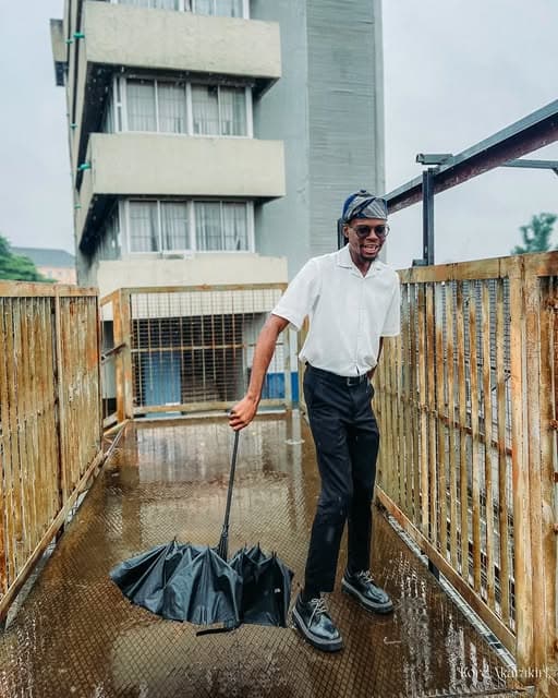 Environmental portrait in the rain by Kore Akarakiri